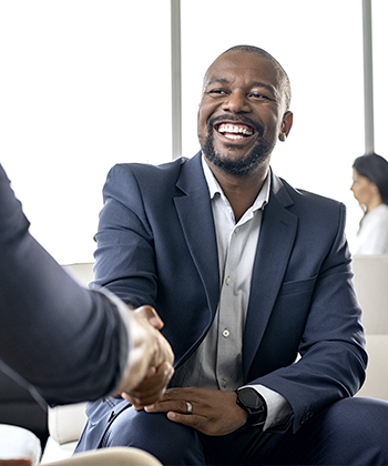 hombre darse la mano y sonriente