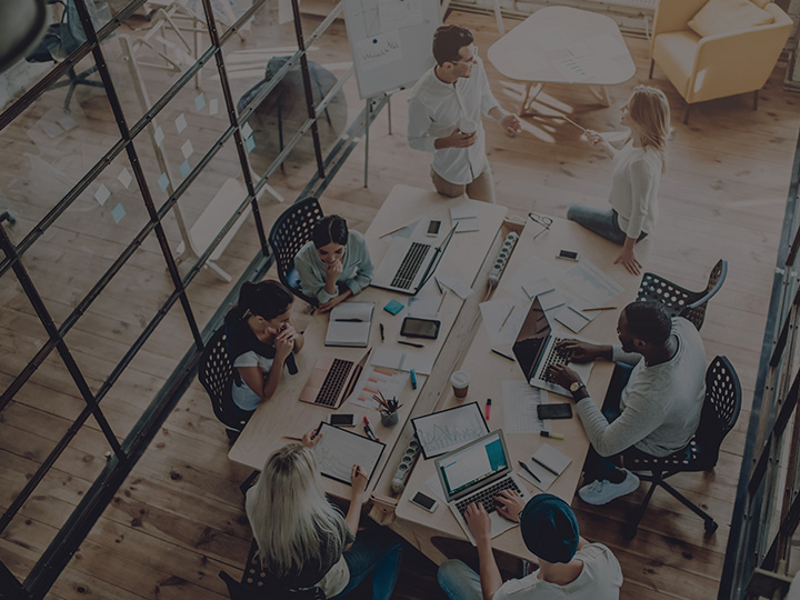 trabajadores en la oficina