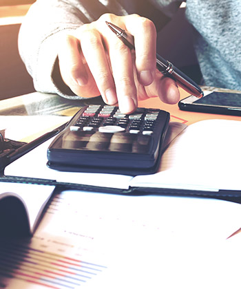 persona usando calculadora