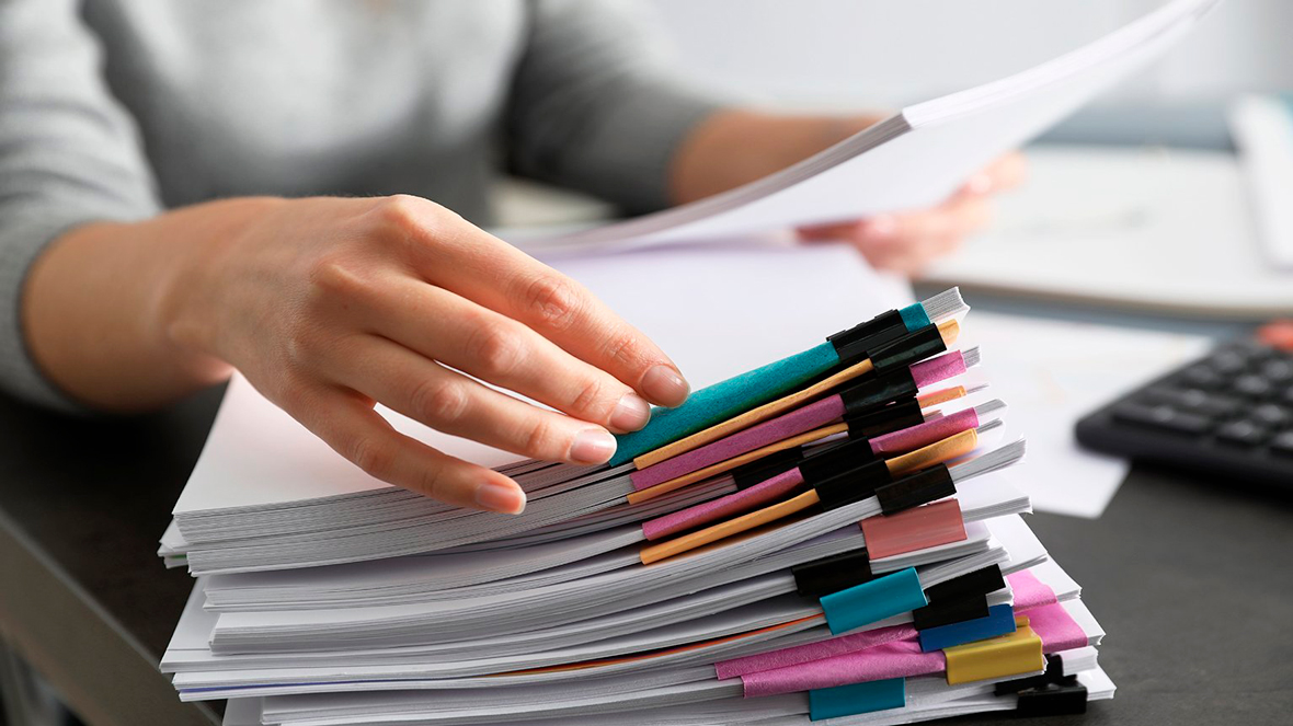 Documentos en oficina.