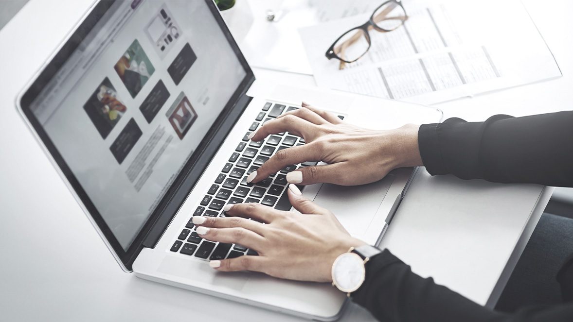 hombre con computadora