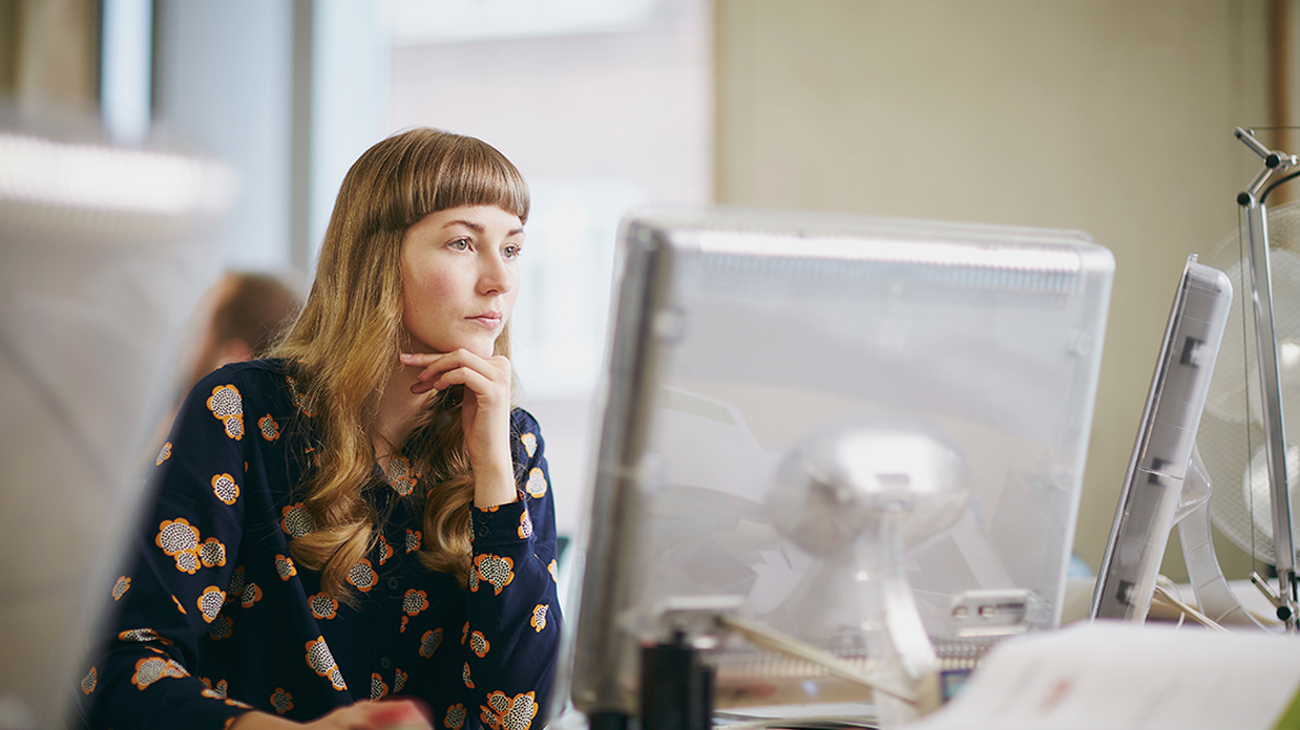 Chica teletrabajando en remoto