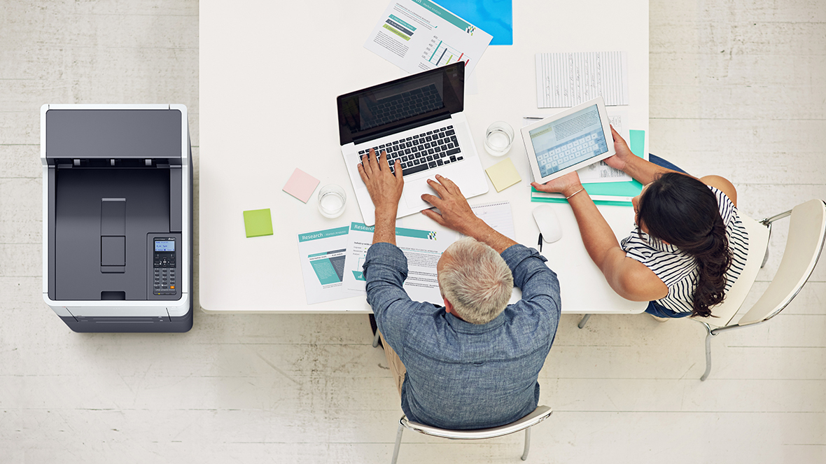 dos trabajadores colaborando en una oficina