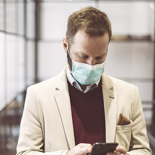 hombre mirando telefono