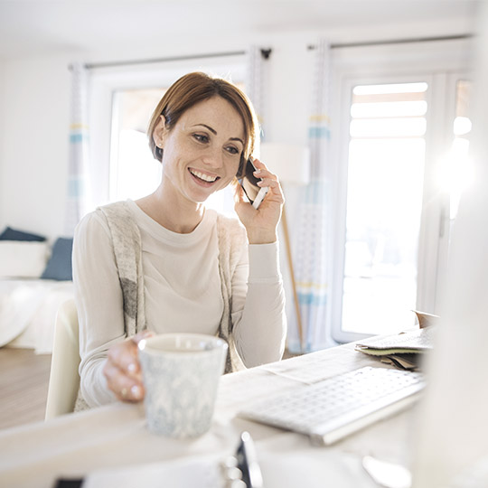 mujer con telefono