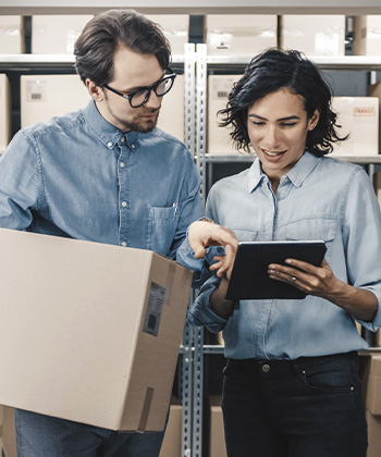 hombre y mujer mirando tableta