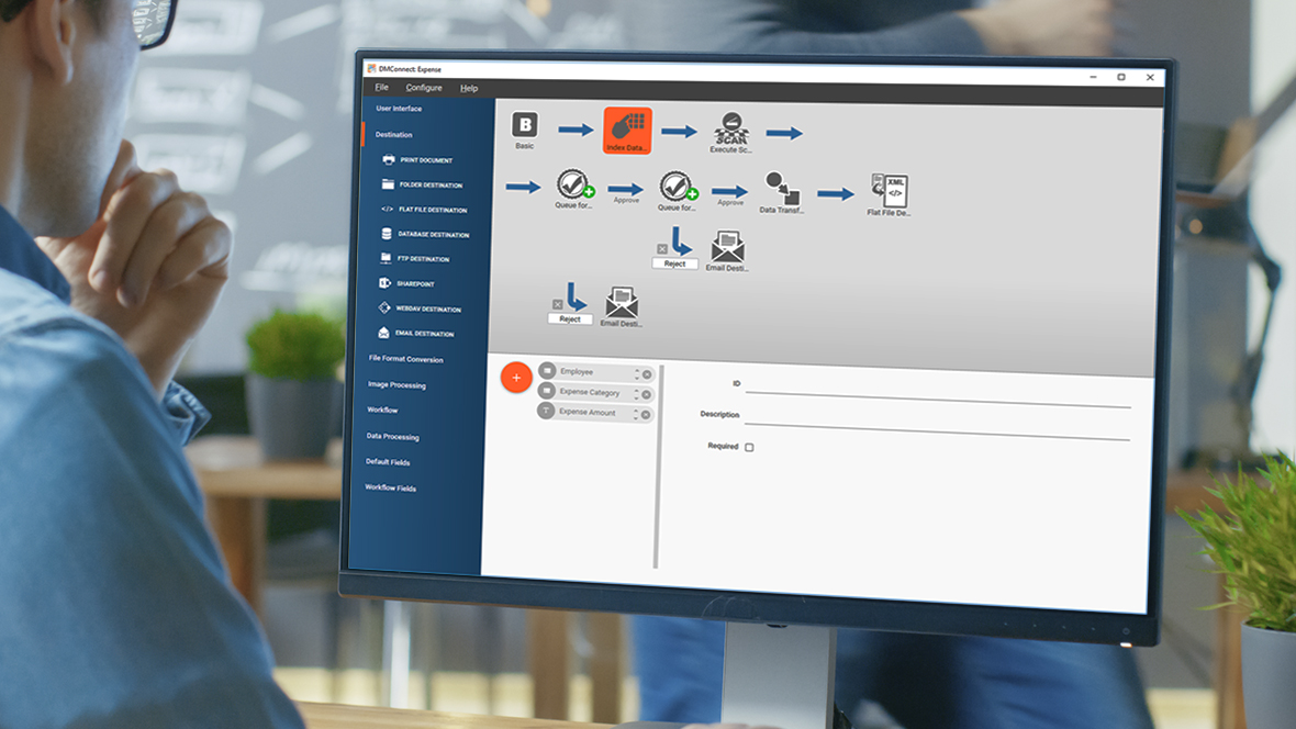 hombre mirando computadora