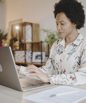 mujer con computadora