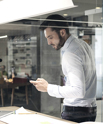 hombre mirando telefono
