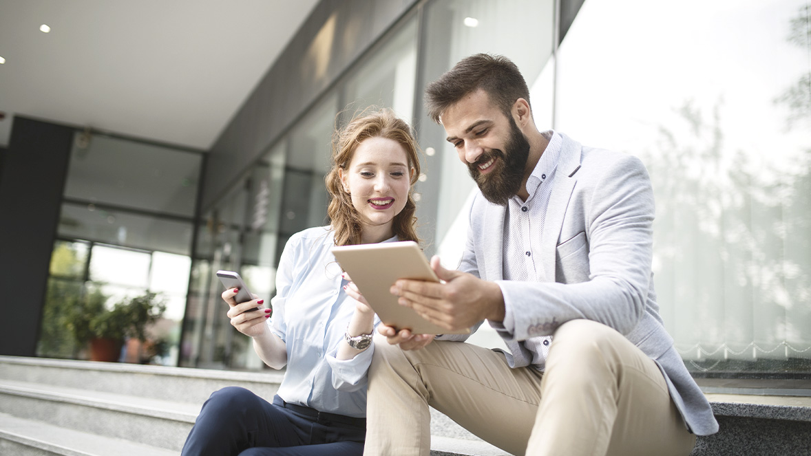 mujer y hombre mirando tableta
