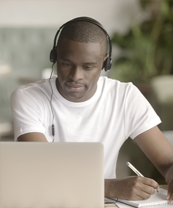 hombre mirando computadora