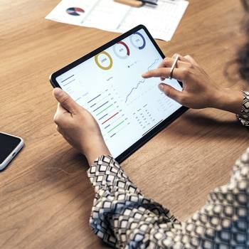 Conoce algunos datos de estudios del color  mujer con tableta