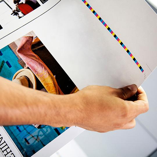 Impacto positivo en la sociedad mano con papel