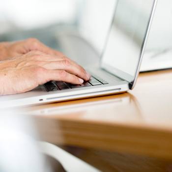 Al día de las últimas novedades manos con computadora