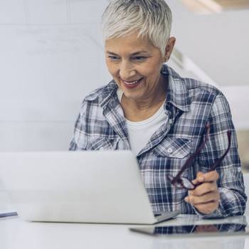 Artículos mujer mirando la computadora