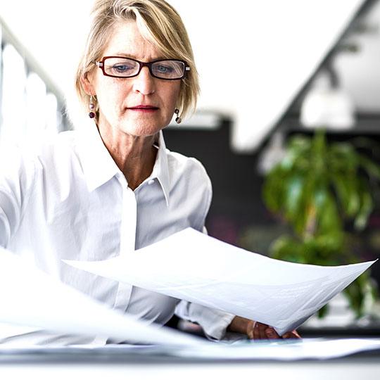 Mantén tu entorno de producción actualizado mujer con papeles