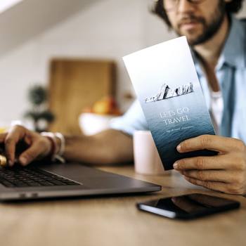 Los efectos del color como base estratégica hombre con computadora y papel
