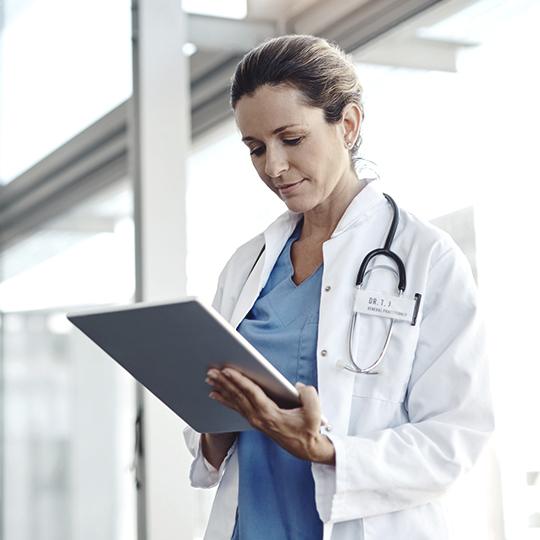 DMConnect - Flujos de trabajo profesionales al alcance de sus manos medica mirando tableta