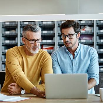 hombres mirando computadora
