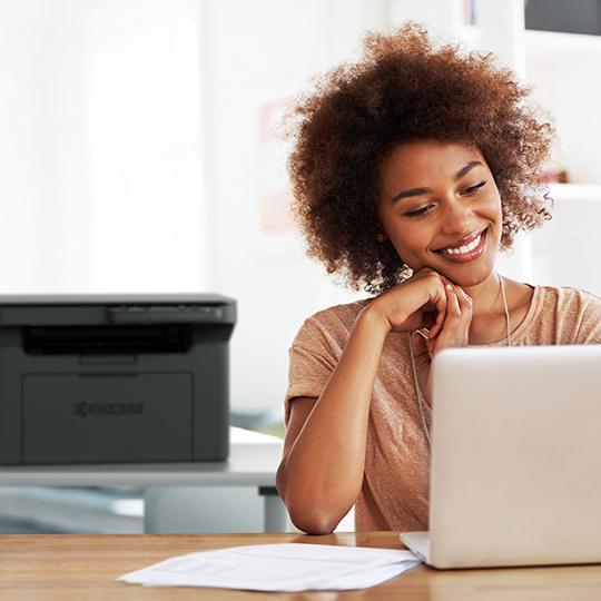 La espera ha terminado: ¡mira los dispositivos! mujer con computadora y impresora