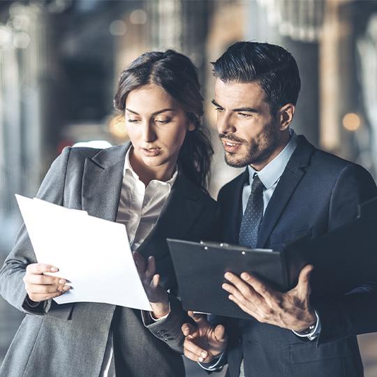 Seguridad adicional para los documentos más importantes hombre y mujer mirando papeles