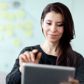 mujer mirando tableta