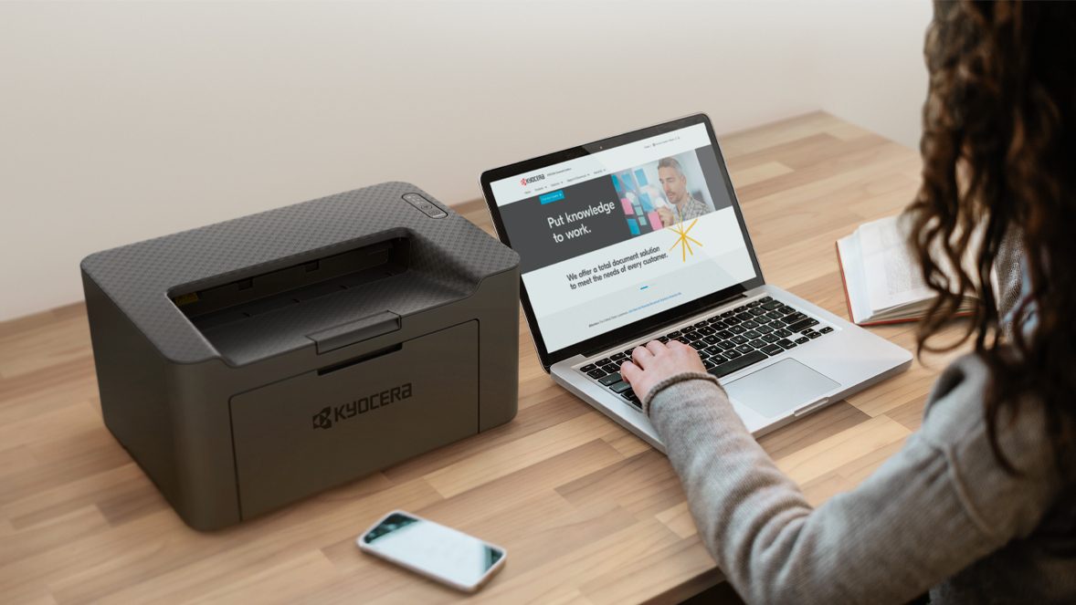 mujer con computadora y impresora mujer con computadora y impresora