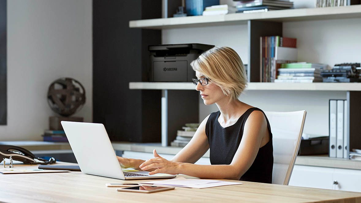 mujer con computadora mujer con computadora