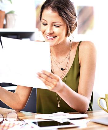 Potente, fiable y económica mujer con papel