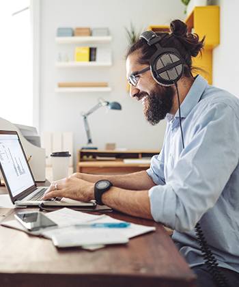 Fácil configuración y asistencia hombre con computadora