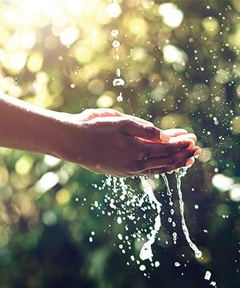 Sostenible con el medioambiente manos con agua