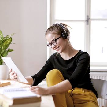 Cómo formar a tus empleados para ser híbridos persona trabajando