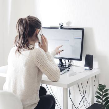 Trabajo a distancia mujer con computadora