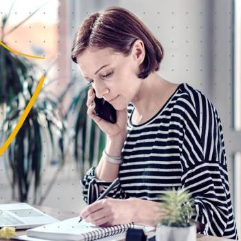 Pasos para asegurar tu espacio de trabajo híbrido persona trabajando
