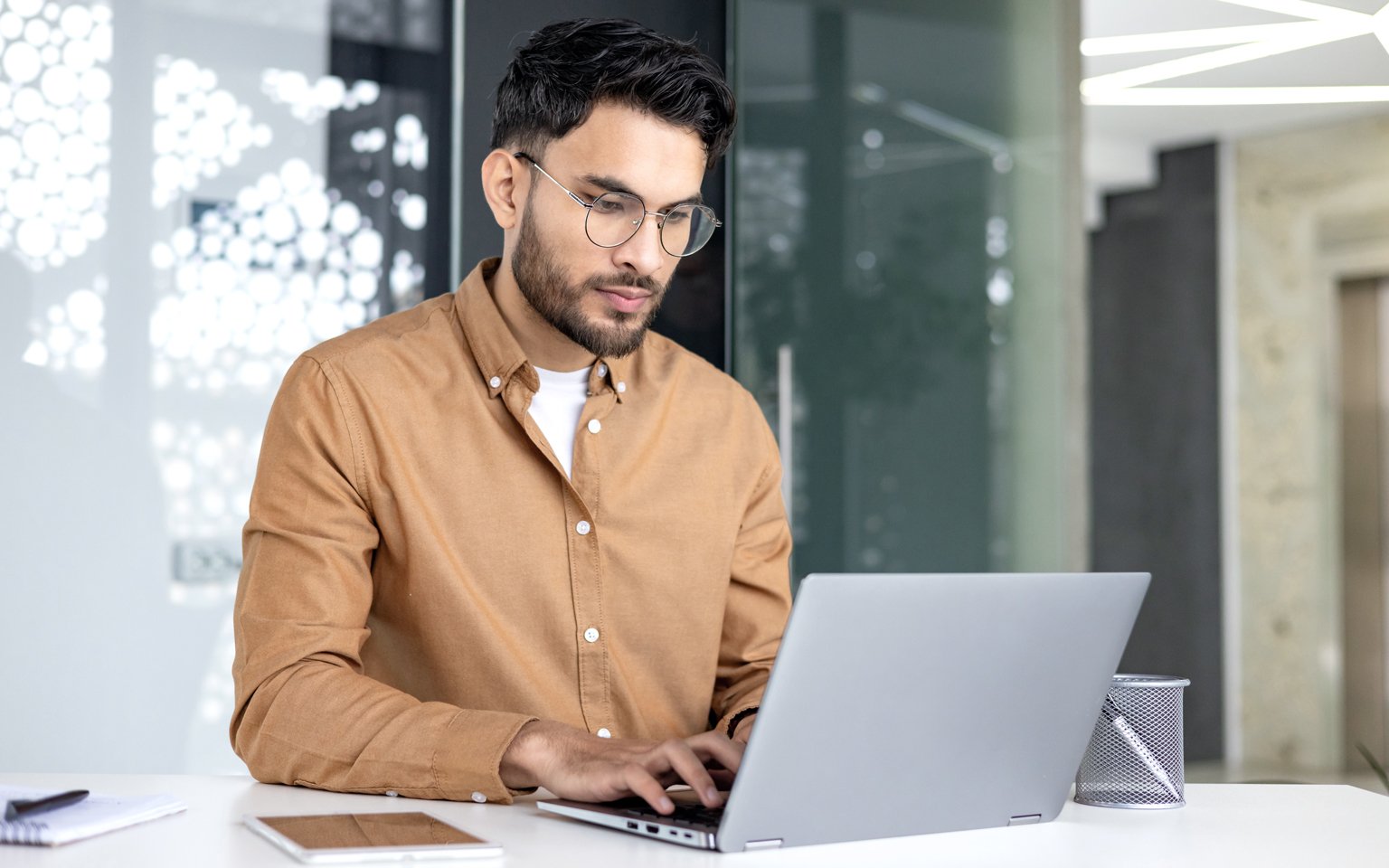Hombre trabajando con laptop en oficina