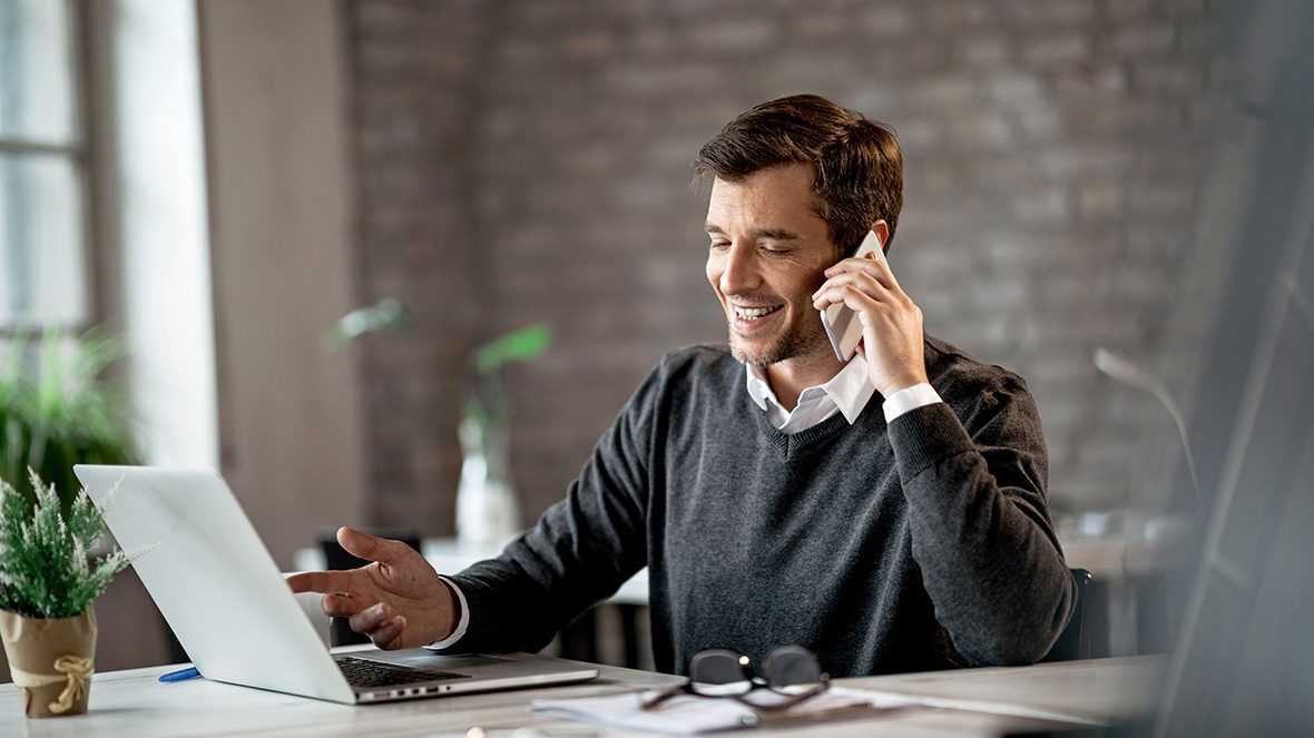 hombre teletrabajando feliz hombre teletrabajando feliz