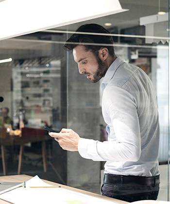 La impresión es esencial en la era de la movilidad hombre con telefono