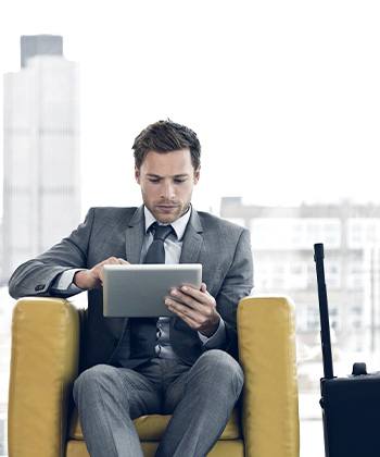 Participando en la movilidad sin pérdidas de datos hombre con tableta