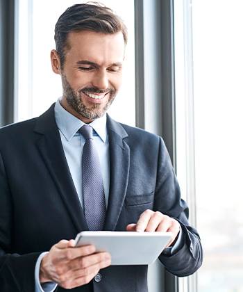 Relación de movilidad, felicidad y productividad hombre con tableta
