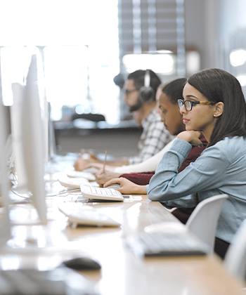 Soluciones a medida para escuelas más eficientes estudiantes con computadoras
